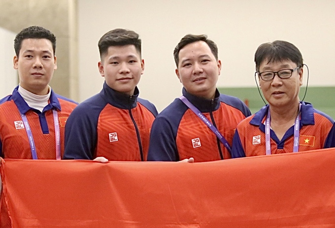 19회 아시안게임에서 왼쪽부터 응우옌 뚼 아잉, 응우옌 꽁 저우, 응오 흐우 브엉, 전문가 박충건 씨