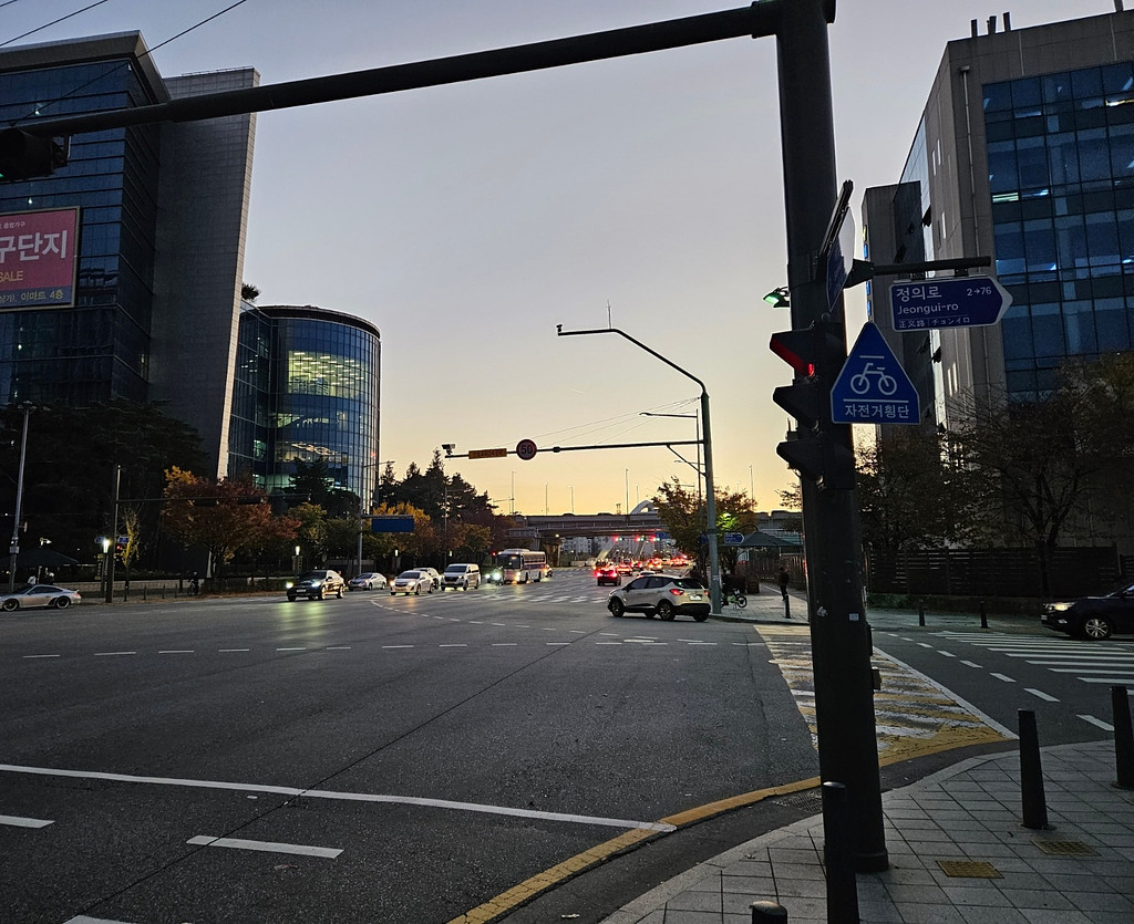 우리는 스스로에게 설명해야 할 풍경 앞에 있네의 썸네일 이미지