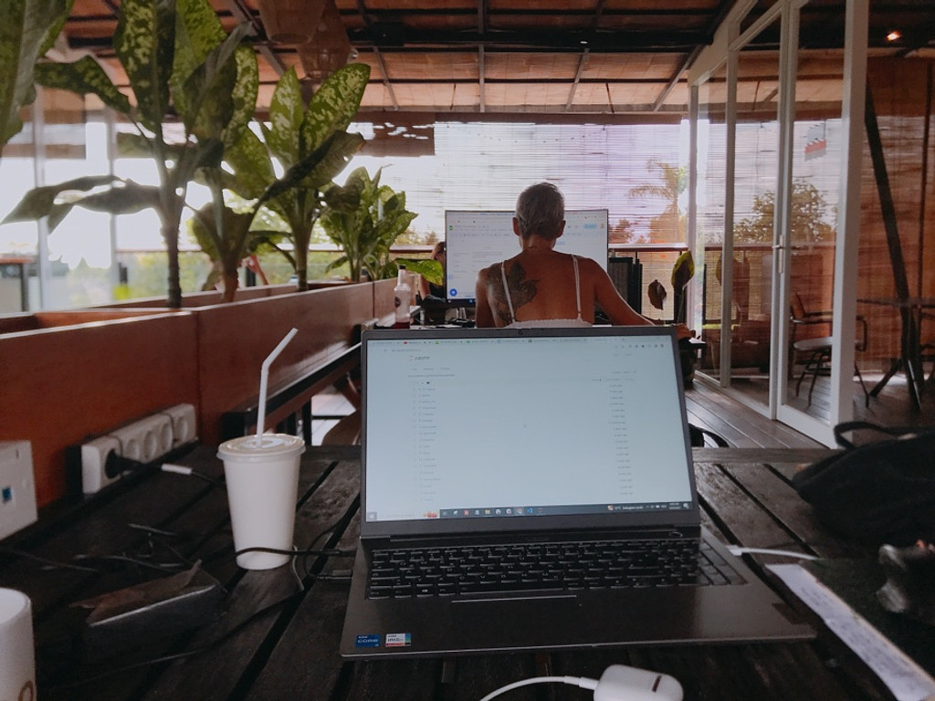 디지털 노마드, 그거 어떻게 하는건데? 의 썸네일 이미지