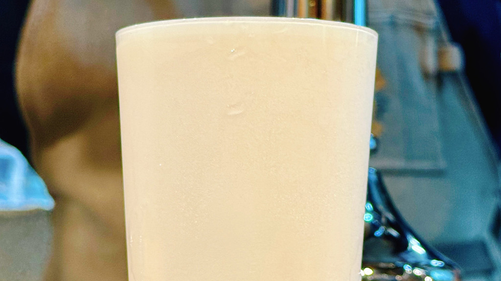 일본의 한 신입 사원이 따른 맥주 🍺의 썸네일 이미지