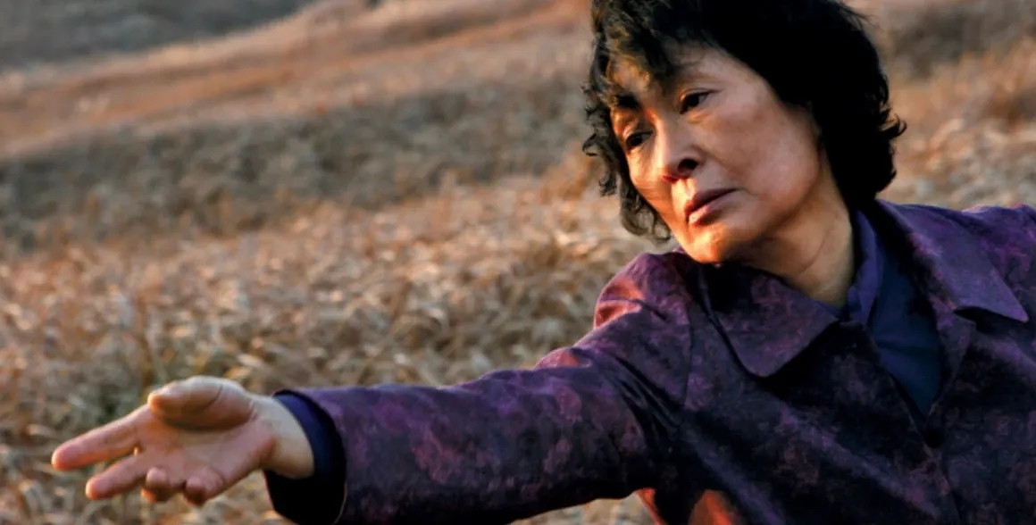 전원일기 속 엄마가 아닌 다른 '김혜자'가 분명히 있다고 김혜자 배우는 타인(봉준호)으로부터 듣습니다. 그리고 그걸 끄집어내보기로 하죠. <출처 -영화 '마더'>