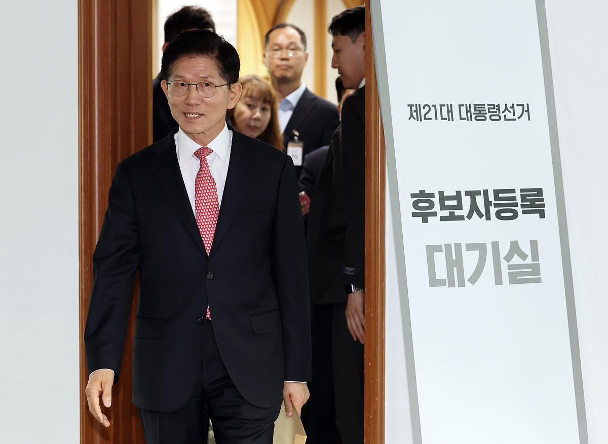 김문수 국민의힘 대통령 후보가 후보 등록을 하고 있다. (사진출처: 동아일보)