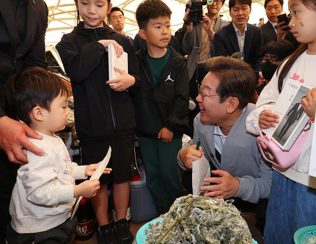 남도문화벨트 경청투어에서 이재명 후보가 어린이와 대화하는 모습 (사진출처: 아주경제)