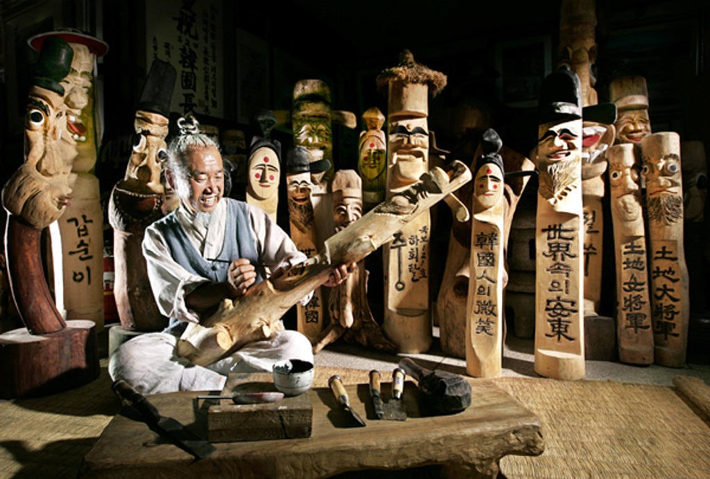 세계 디자인의 새로운 이단아가 된 마을의 수호신의 썸네일 이미지