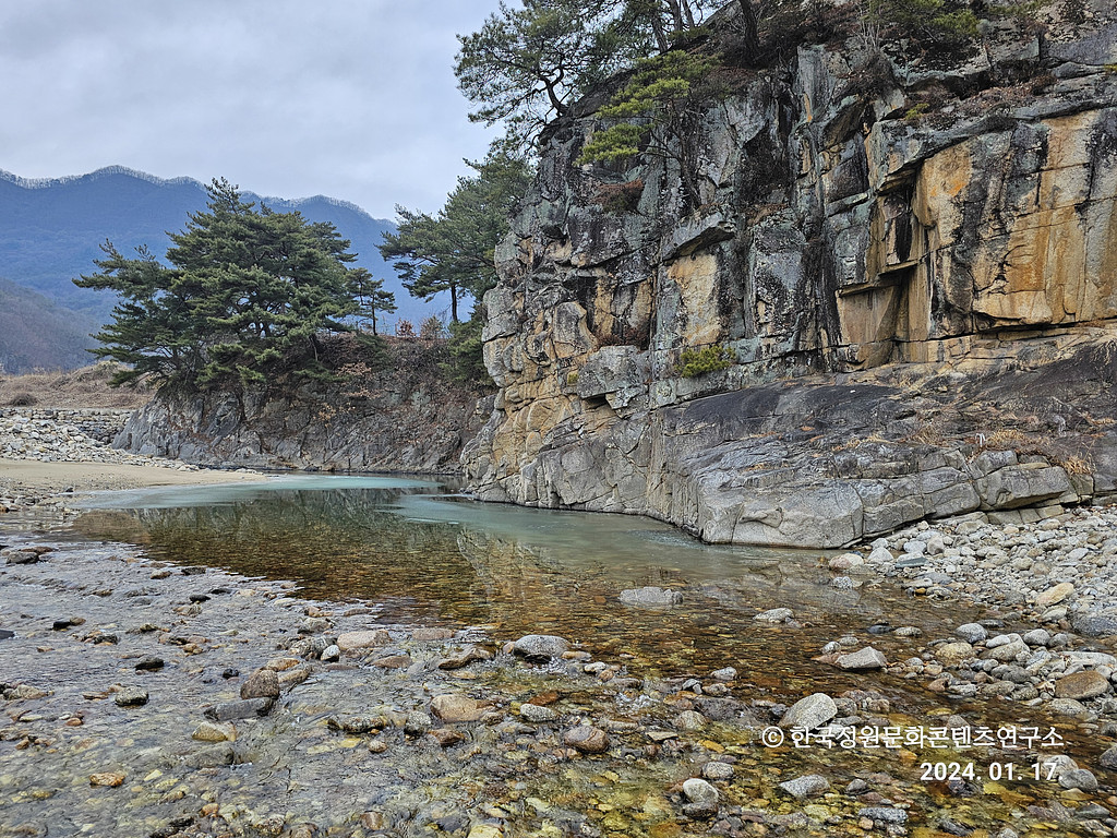 운암 위에 배가 떠 있는 형세의 썸네일 이미지