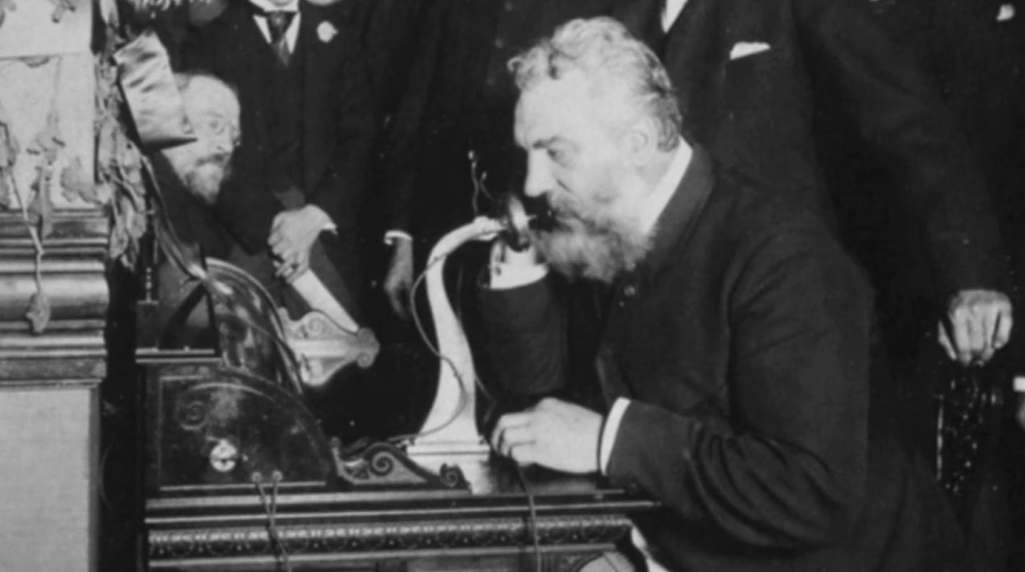 <알렉산더 벨과 그가 발명한 전화기, 출처: History.com >