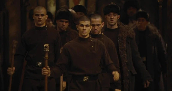 최근 인터넷에서는, 모두를 더 ‘덤스트랭(Durmstrang)’처럼 만들고 싶어 하는 세계나 국가를 그리워하는 사람들이 많은 것처럼 보입니다. 저는 그런 접근에 열광하는 누군가가, 실제로 그 방식을 최대한 잘 구현해 보고, 사람들이 자발적으로 참여하도록 설득해야 하는 상황이 훨씬 낫다고 생각합니다. 인터넷에서 말로만 설파하며, 그 아이디어가 글로 보기에 얼마나 매력적인지에 기대어 거대한 정치 운동을 만드는 것보다는, 현실에서 어떻게 작동하는지에 대한 피드백을 받는 편이 훨씬 낫습니다. 작은 규모의 자발적 덤스트랭 실험은 길게,&nbsp;길리어드(Gilead)는 짧게