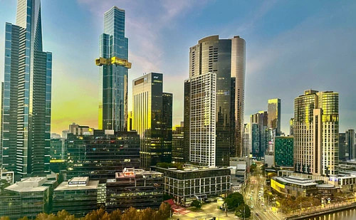 건축 양식에서 분명히 드러나듯이(하지만 모든 영역에서 같은 일이 벌어집니다), 시장 인센티브에 지나치게 의존하면 전 세계가 단일 문화(monoculture)로 수렴합니다