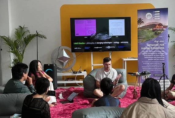 치앙마이 4seas의 님만(Nimman)은 눈에 띄게 “리젠(regen)”이고, 눈에 띄게 “이더리움 계열(Ethereum-ish)”이며, 딱 봐도 전형적인 코워킹 공간은 아니다