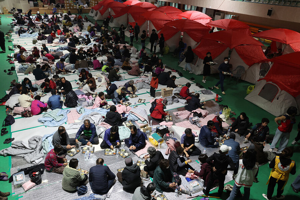 서서히 따뜻해지는 오늘 — 수백 채를 쌓은 다주택자, 주가조작의 연금술사, 그리고 인터넷 악플러들… 달라질 한국을 기대하며의 썸네일 이미지