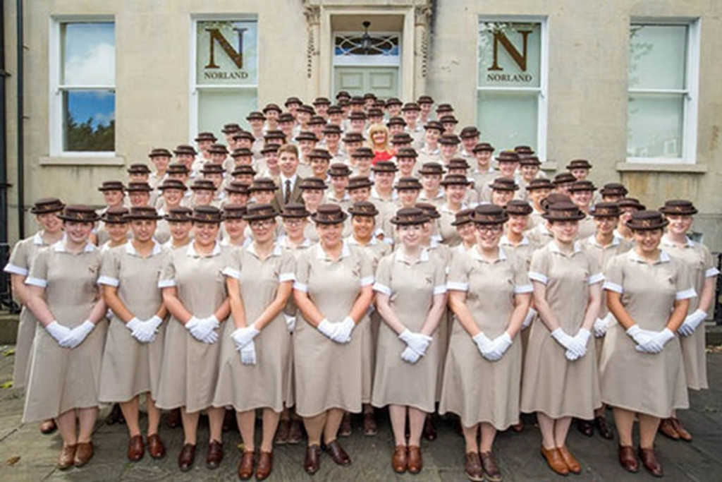 영국의 엘리트 유모 사관학교와 상류층 육아 문화의 명암의 썸네일 이미지