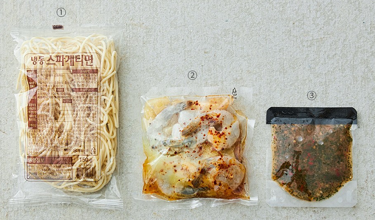 사진출처 마켓컬리 : 팩피 감바스 파스타의 구성품(면/새우오일믹스/소스)