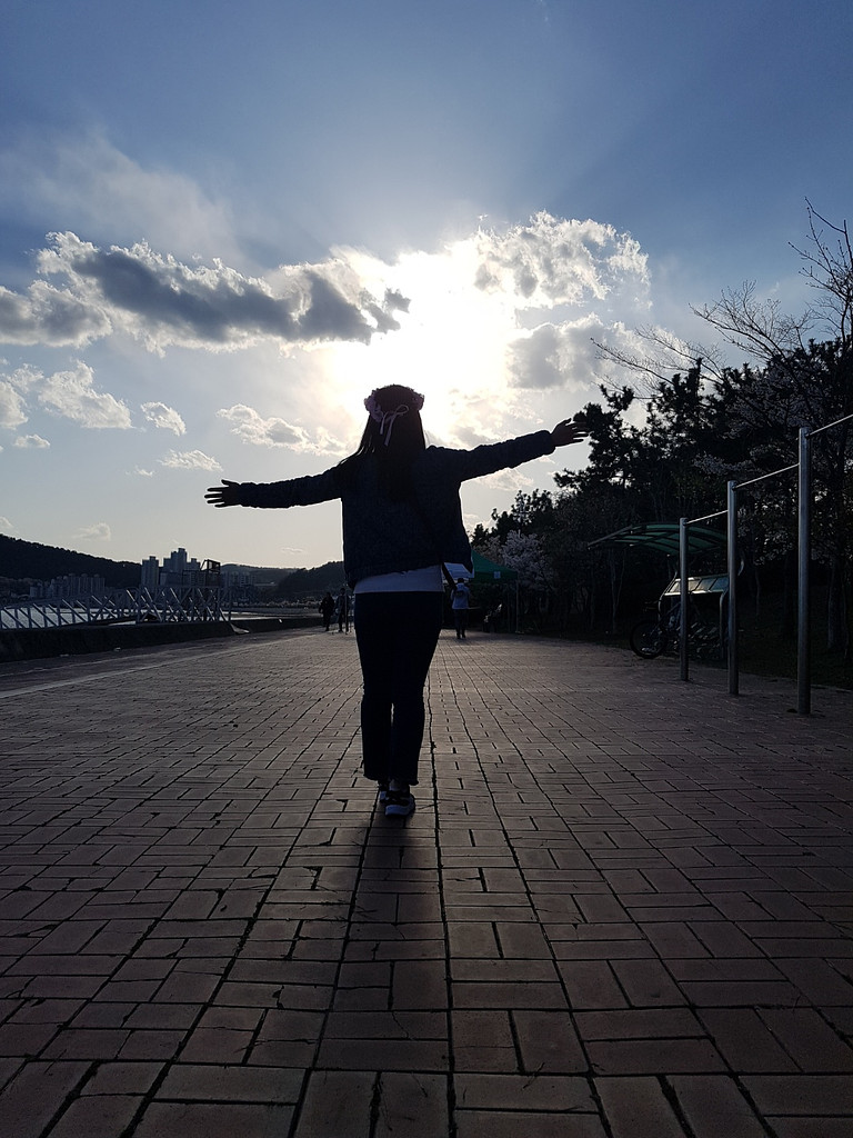 [산에 대체 뭐가 있는데요?] 우리가 기꺼이 어색해지기로 결심할 때의 썸네일 이미지