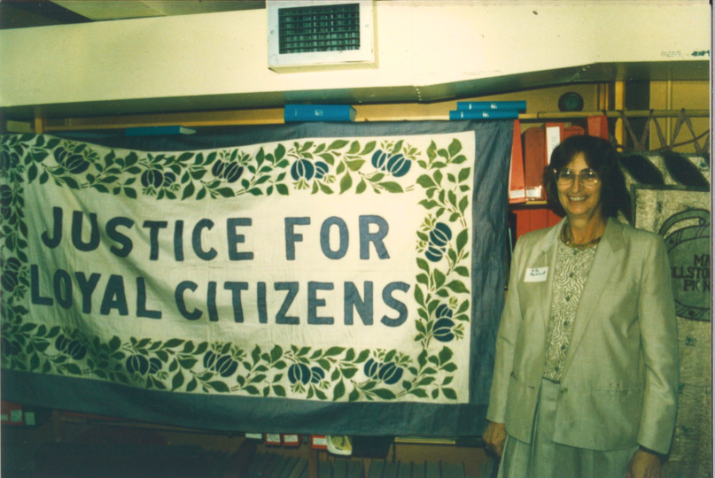 1980년대 도서관에서 참정권 배너와 함께 있는 리타 팽크허스트(Rita Pankhurst). ⓒ LSE