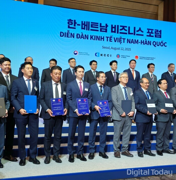 두나무와 베트남 밀리터리뱅크는 12일 서울 롯데호텔에서 열린 '한·베트남 비즈니스 포럼'에서 기술 제휴 양해각서(MOU)를 체결했다. 오경석 두나무 대표(앞줄 왼쪽 첫번째)가 한국과 베트남 양국 정부·기관·기업인들이 기념 촬영을 하고 있다. [사잔: 두나무]