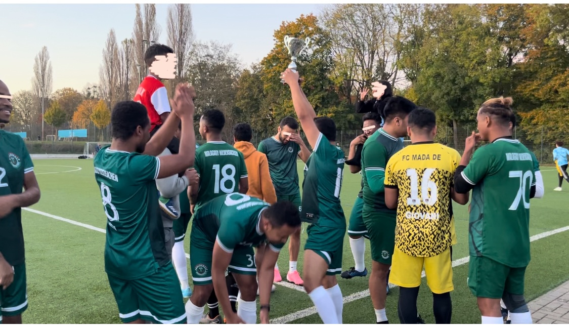 우승한 마다가스카르 팀이 기뻐하는 모습! 축구에 다들 왜 저리 진심인지 이해하지는 못했지만 함께 기뻐했다. 