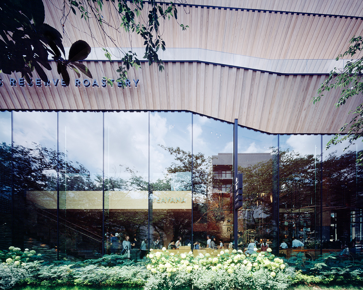 쿠마 씨는 두 해 전 나카메구로에 동산같은 스타벅스를 만들기도 했어요. 세계에서 5번째로 만들어진 로스터리 스토어기도 하죠.