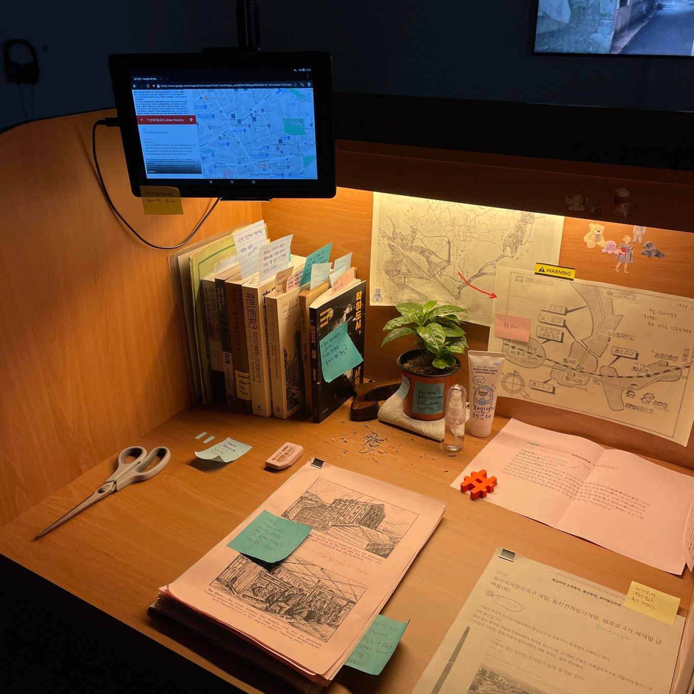 <냄새의 경계선1>, 2022, 합판과 혼합재료 / 용산 공단