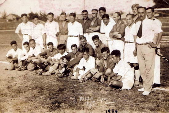 1934년 서울을 방문한 영국 함대 소속 축구팀과 친선경기를 가진 보성전문학교 선수들이 찍힌 기념사진. 오른쪽 상단에 넥타이를 맨 사람이 여운형 당시 대한축구협회 회장. © 대한체육회 체육 포털