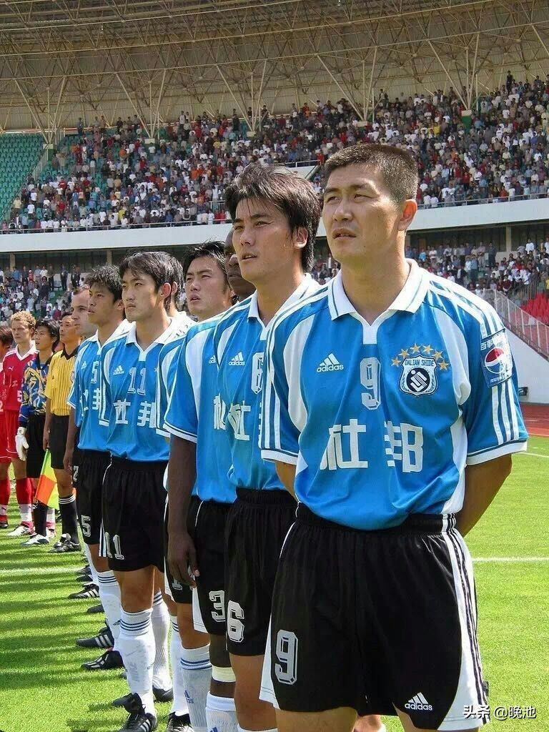 광저우 FC 이전 중국을 대표했던 명문 구단 다롄 스더(大连实德). 8번 우승을 차지하며 광저우 FC와 함께 중국 슈퍼리그 최다 우승팀인 다롄 스더는 정치적 이유로 허망하게 역사 속으로 사라졌다.