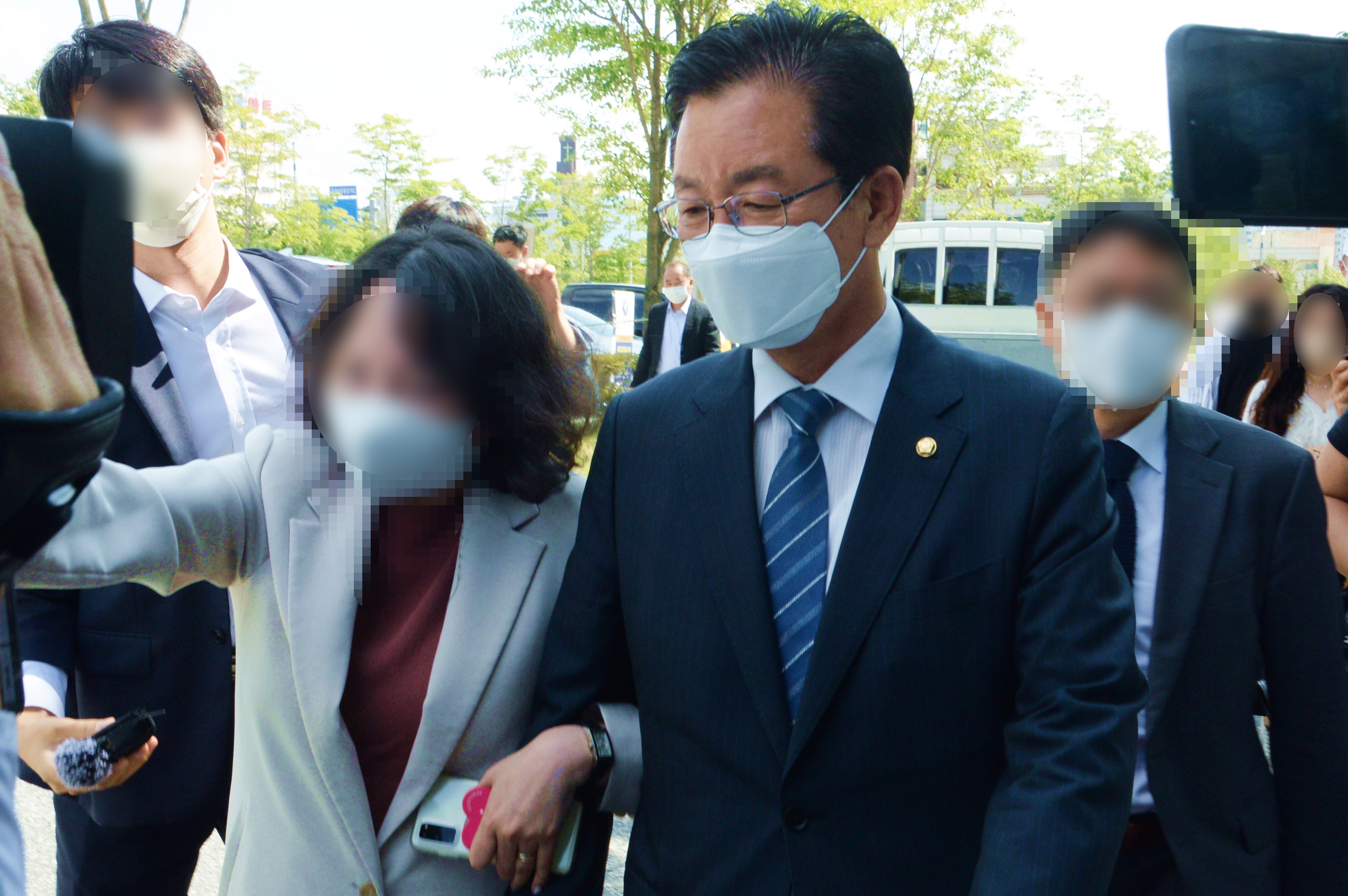 부정선거 혐의로 기소된 더불어민주당 정정순(63·청주시 상당구) 전 국회의원이 지난해 8월 20일 오전 충북 청주시 서원구 산남동 청주지방법원에서 열린 1심 선고 공판이 끝난 뒤 법원을 빠져나가고 있다. 정 의원은 이날 당선 무효형을 선고 받았다. / 뉴시스