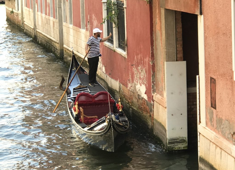 https://liveinitalymag.com/the-gondolas-of-venice/