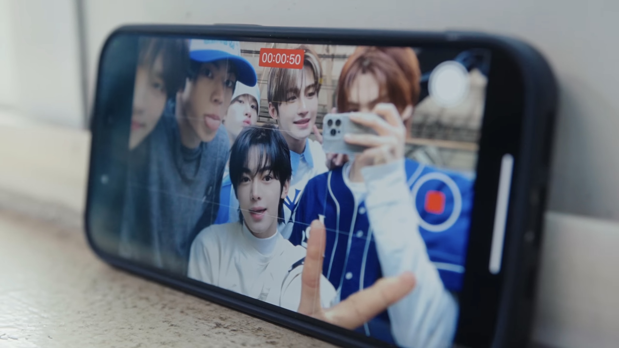 '마음 따라 뛰는 건 멋지지 않아?' MV 中