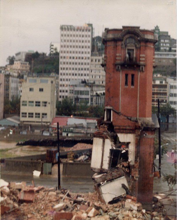 1979년&nbsp;6월&nbsp;2일 오후&nbsp;4시&nbsp;30분&nbsp;21초,&nbsp;탑부에 로프를 걸어 크레인으로 철거하는 최후의 순간을 담은 사진.&nbsp;초 단위까지 기록해 놓은 철거의 아쉬움이 절절하게 전해진다.