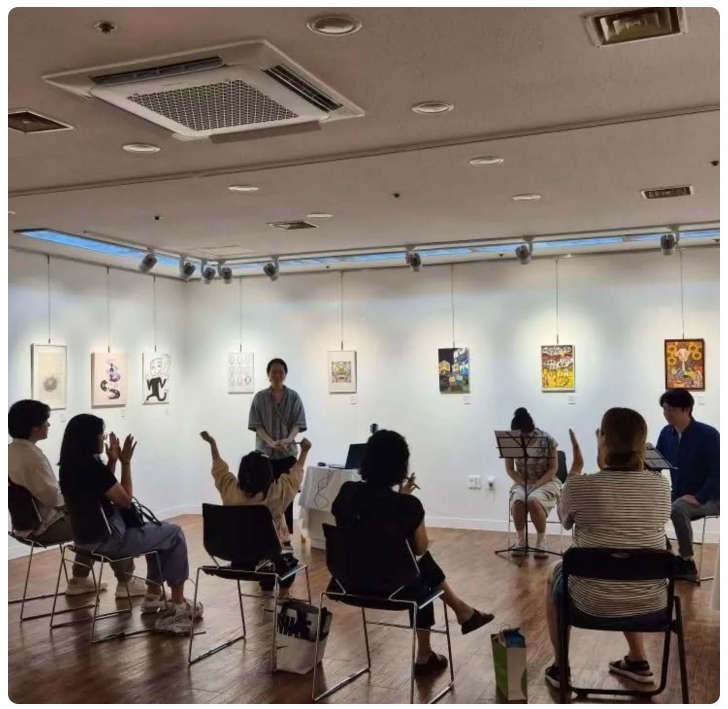 첫째 딸(맨 앞줄 손 들고 있는 아이)앞에서 낭독회 하는 모습을 보여주는 파인님