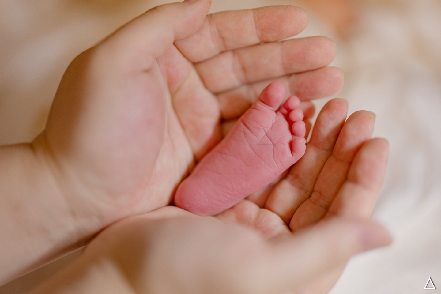 태어난 지 일주일 된 아기 발, 출처 @남편