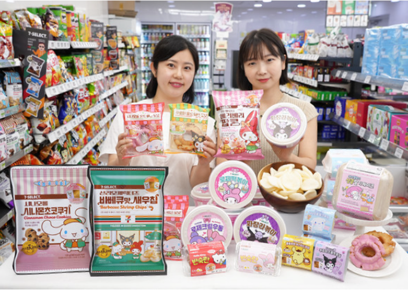 [출처:코리아세븐] 편의점 플레잇팅 적용 상품을 든 사진