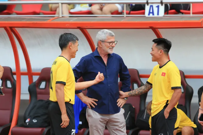 엔리케 칼리스토(Henrique Calisto) 감독(가운데)