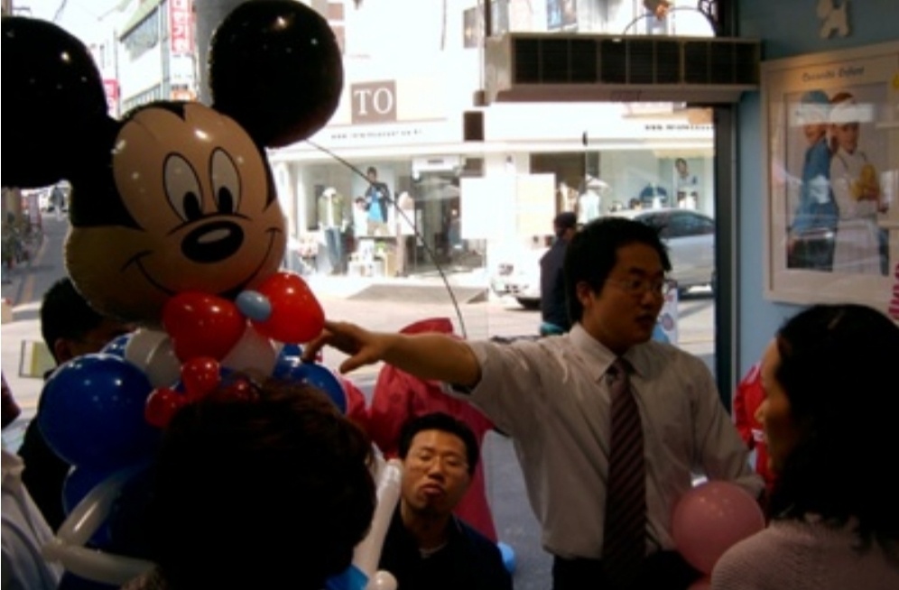 2005년 경 지방 매장을 돌아다니며 풍선 만드는 방법을 아동복 사장님들께 설명하던 모습입니다 ^^&nbsp;