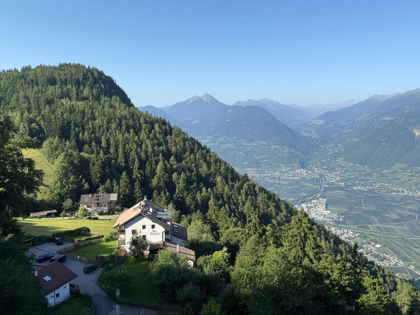 호텔 발코니에서 보인 집