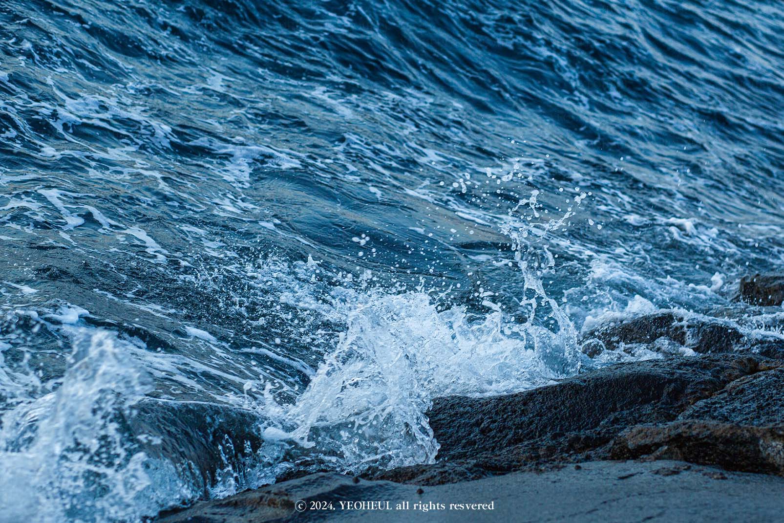 이 파도가 또 다시 나를 삼키려 할까 