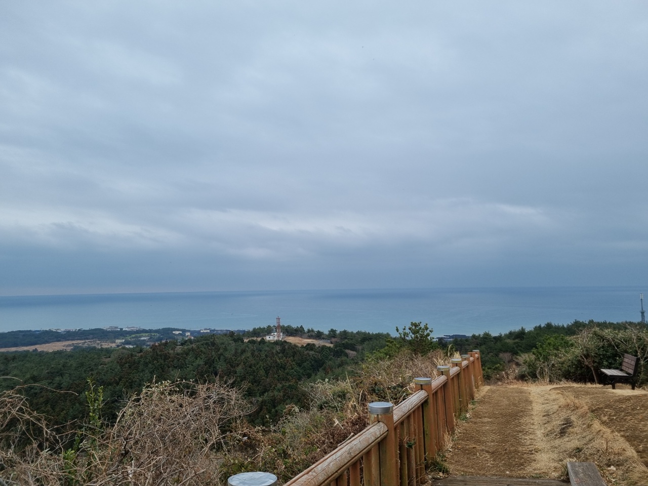 바다가 광활하게 펼쳐져있다