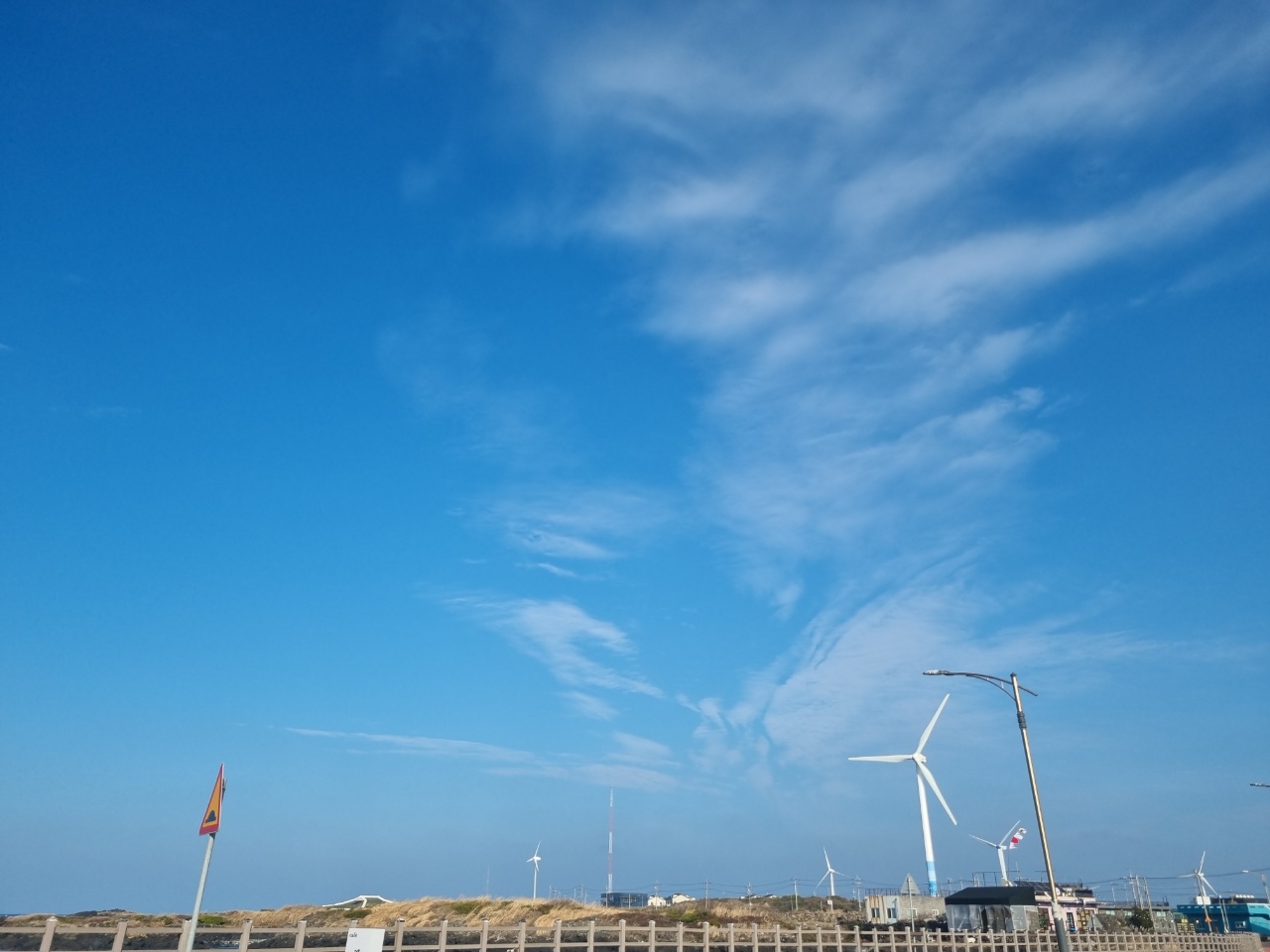 차라리 창밖 풍경을 구경하는 게 더 매너있는 행동일지도