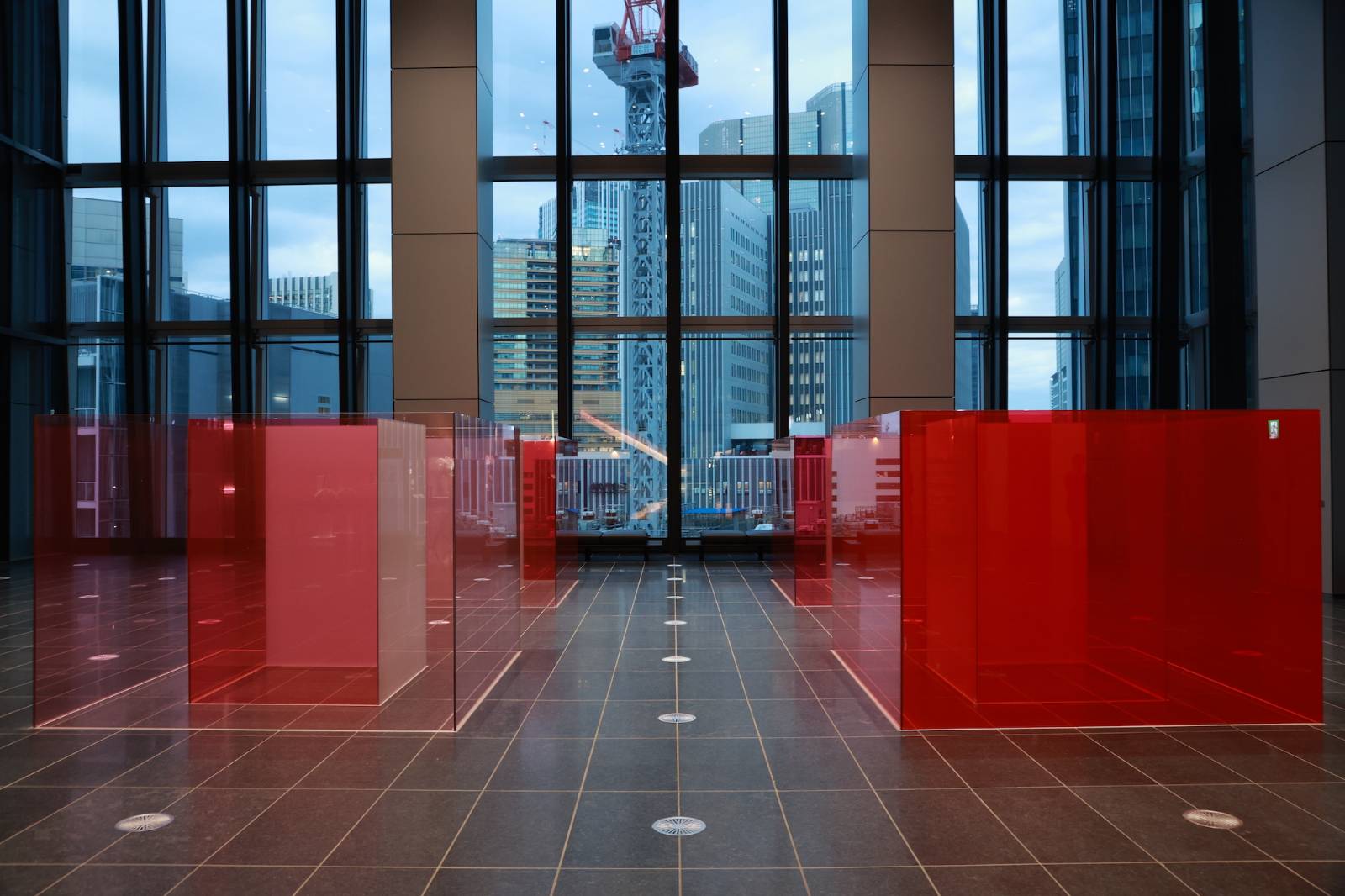 '토라노몽 힐즈 타워' 안에는 대규모 전시 이벤트홀 'node tokyo'가 문을 여는데요, 그를 기념해 전시가 열렸어요. 사진은 Larry Bell의 'PINKY' 이런 사이, 조각의 장면들이 더욱 도시의 정경으로 느껴져요.
