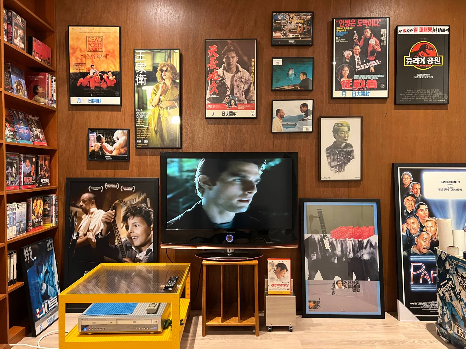 요즘 한창 꾸미고 있다는 최지웅 디자이너의 비디오 방 (1)