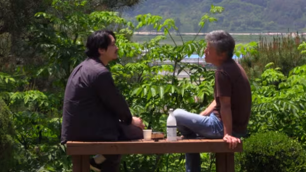 수상에는 미치지 못했지만, 이번 베르린 경쟁에 초청되었던 홍상수 감독의 신작 '그 자연이 네게 뭐라고 하니' 영화에서 정말 몇 번 없는 '줌인과 아웃'이 발동되는 대목이에요.