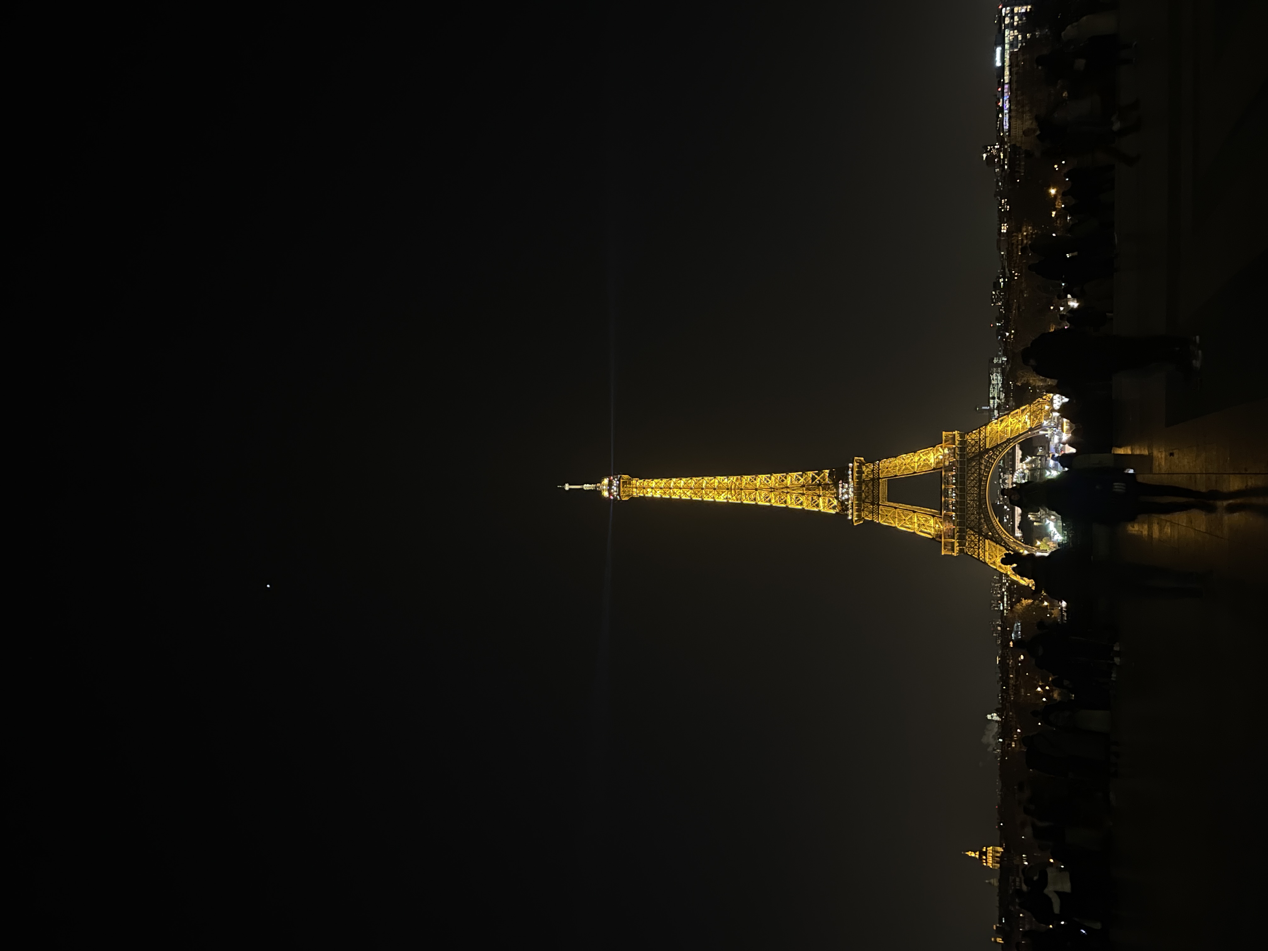 아직도 에펠탑이 예뻐 보인다. 당연히 야경이 좋아서 마음을 바꾼 건… 아님.