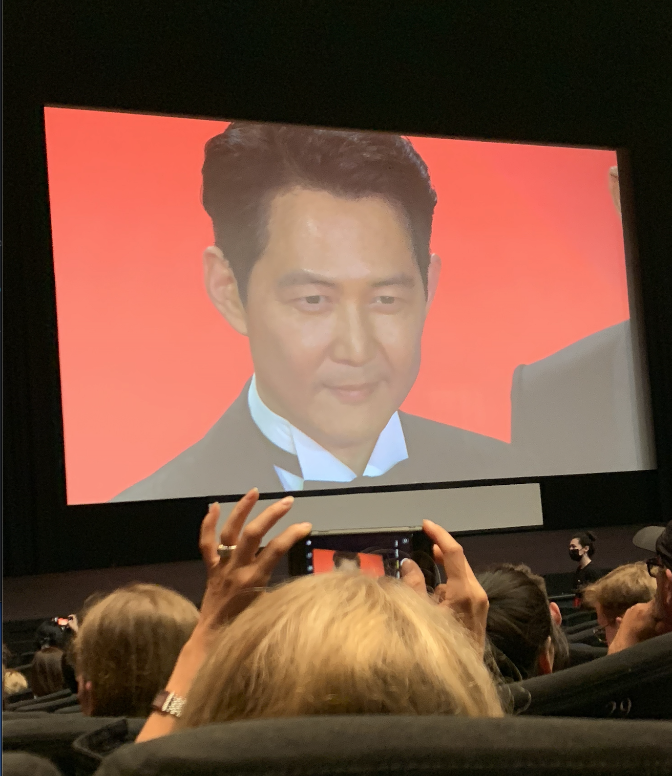 레드카펫 위 이정재의 모습