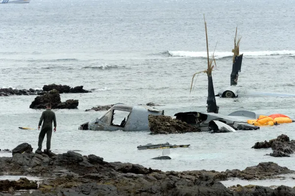 헤노코 기지 건설예정지에 추락한 미군 헬기 오스프리 ©녹색연합 via 경향신문