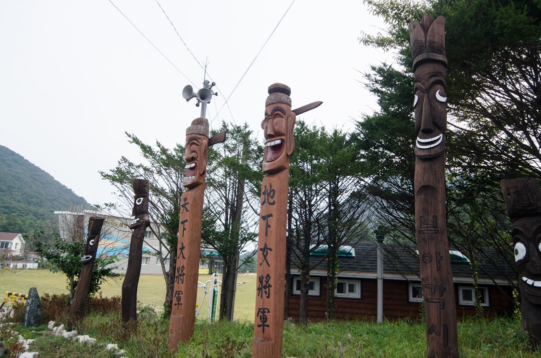 지금도 시골 마을 어귀에는, 장승들이 우두커니 마을을 지키고 있습니다.