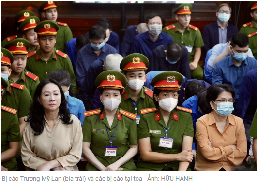 법정에서의 쯔엉 미 란(왼쪽)과 각 피고들
