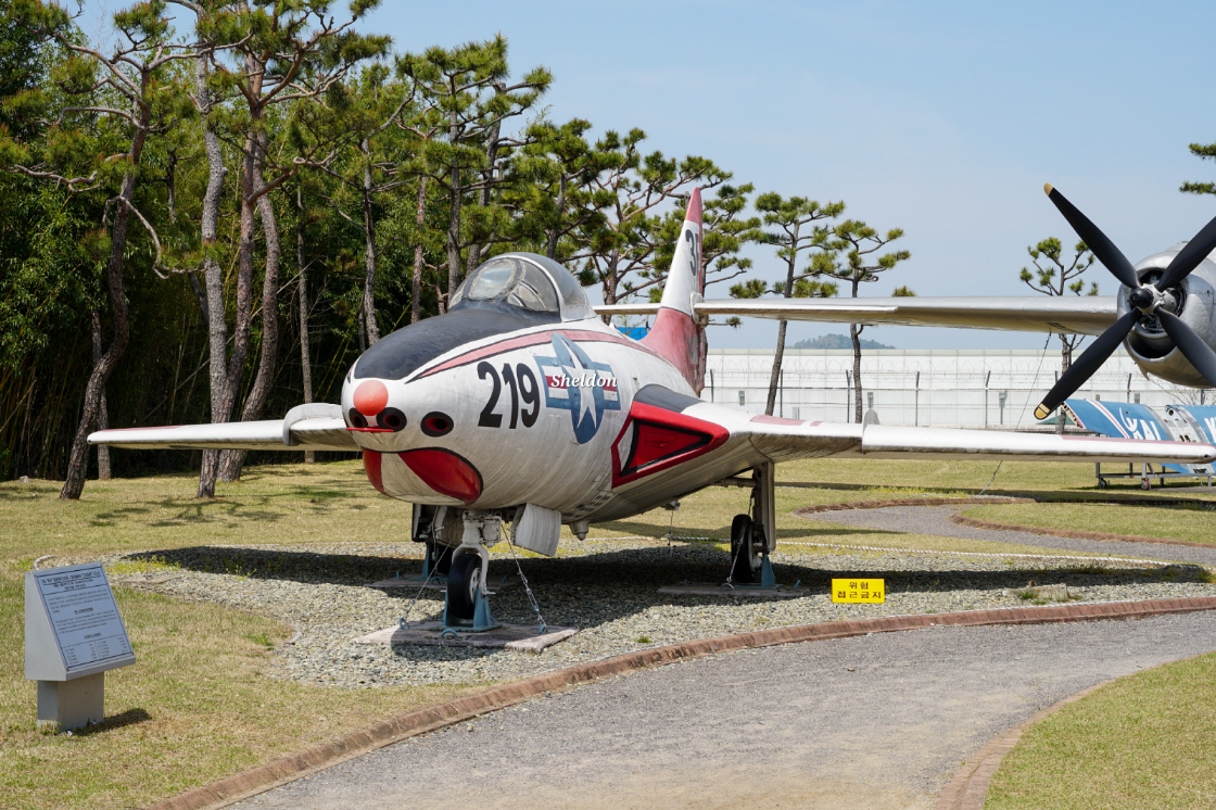 함재전투기 F9J는 6.25 전쟁 당시 활약했던 F9F-5의 후속 기체이다. 미 해군에서 1973년 8월 28일 기증받았으며 1972년부터 서울 여의도 종합안보전시장에 전시되다가 1995년에 사천으로 이동하였다.