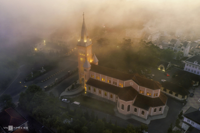 달랏 주교좌성당(主敎座聖堂, 역주:대성당大聖堂과 같은 의미) Nhà thờ Chính tòa Đà Lạt