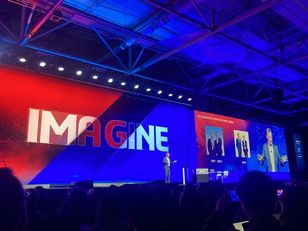 버나드 샬례 다쏘시스템 회장이 3D익스피리언스월드2024에서 기조연설을 하고 있다.