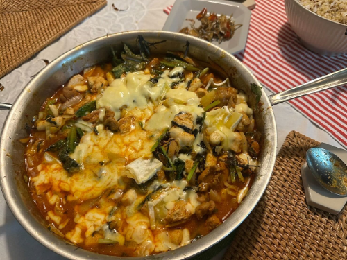 지난 주말 닭갈비. 모짜렐라에 꼬릿꼬릿한 치즈를 살짝 섞으니 깊은 맛이 났다. 깊은 맛!