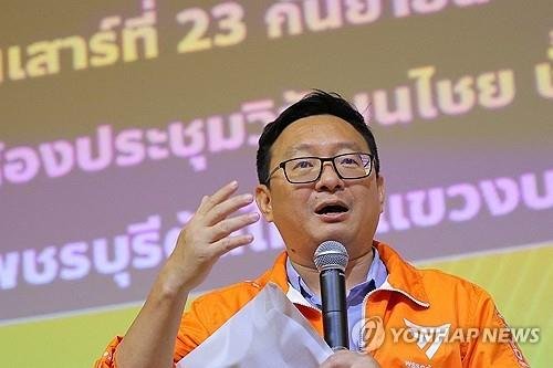 사임한 피타 림짜른랏 대표를 대신하여 행동전진당(MFP) 당대표직을 맡은 차이타왓 뚤라톤 대표는 
